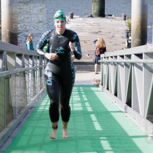 10.08.2025 - GEWOBA Citytriathlon Bremen H.Heesch http://msf.ph/oto/8552005 10.08.2025 10:26:49 Schwimmen 33, 75, 101, 227, 453 meine-sportfotos.de