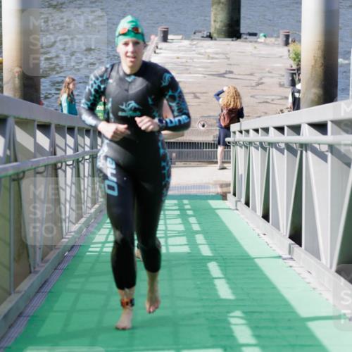 10.08.2025 - GEWOBA Citytriathlon Bremen H.Heesch http://msf.ph/oto/8552007 10.08.2025 10:26:49 Schwimmen 33, 75, 101, 227, 453 meine-sportfotos.de
