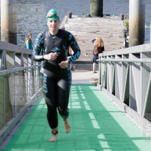 10.08.2025 - GEWOBA Citytriathlon Bremen H.Heesch http://msf.ph/oto/8552010 10.08.2025 10:26:49 Schwimmen 33, 75, 101, 227, 453 meine-sportfotos.de