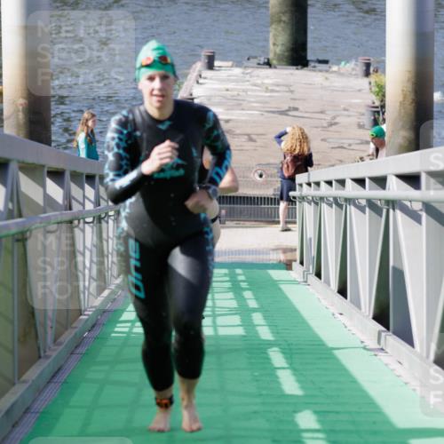 10.08.2025 - GEWOBA Citytriathlon Bremen H.Heesch http://msf.ph/oto/8552011 10.08.2025 10:26:49 Schwimmen 33, 75, 101, 227, 453 meine-sportfotos.de
