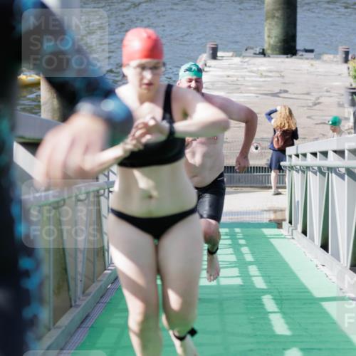 10.08.2025 - GEWOBA Citytriathlon Bremen H.Heesch http://msf.ph/oto/8552014 10.08.2025 10:26:52 Schwimmen 33, 75, 101, 193, 453 meine-sportfotos.de