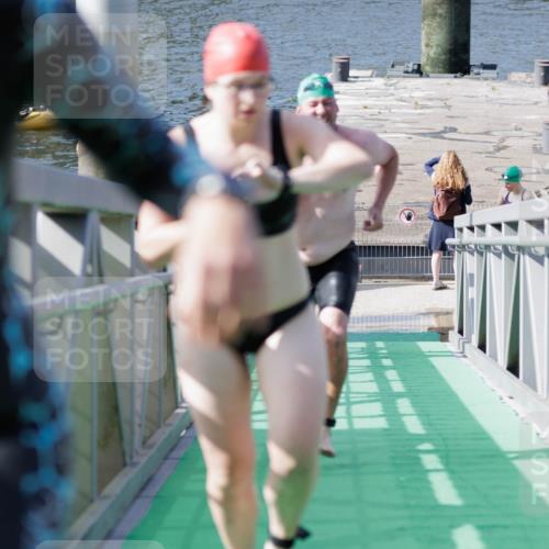 10.08.2025 - GEWOBA Citytriathlon Bremen H.Heesch http://msf.ph/oto/8552016 10.08.2025 10:26:52 Schwimmen 33, 75, 101, 193, 453 meine-sportfotos.de