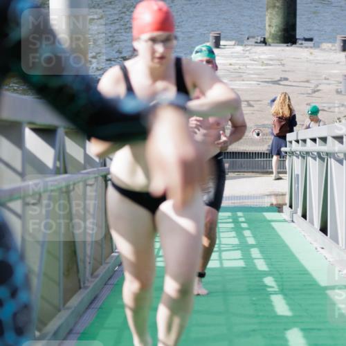 10.08.2025 - GEWOBA Citytriathlon Bremen H.Heesch http://msf.ph/oto/8552019 10.08.2025 10:26:52 Schwimmen 33, 75, 101, 193, 453 meine-sportfotos.de