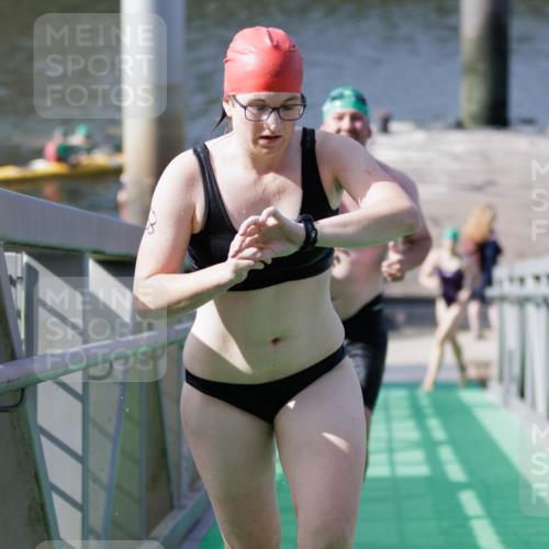 10.08.2025 - GEWOBA Citytriathlon Bremen H.Heesch http://msf.ph/oto/8552023 10.08.2025 10:26:52 Schwimmen 33, 75, 101, 193, 453 meine-sportfotos.de