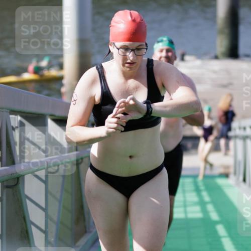 10.08.2025 - GEWOBA Citytriathlon Bremen H.Heesch http://msf.ph/oto/8552025 10.08.2025 10:26:53 Schwimmen 33, 75, 101, 193, 453 meine-sportfotos.de