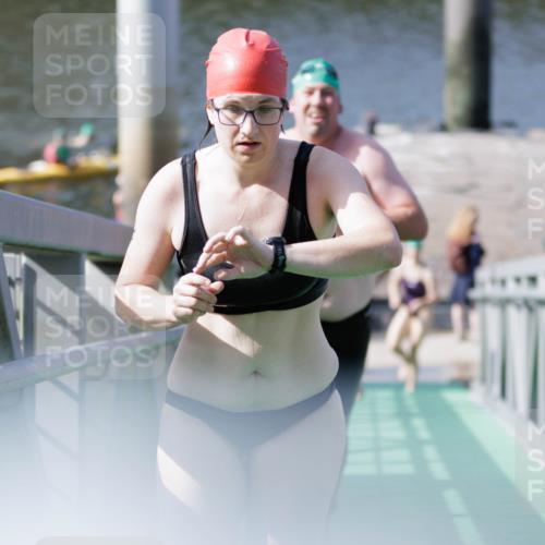 10.08.2025 - GEWOBA Citytriathlon Bremen H.Heesch http://msf.ph/oto/8552027 10.08.2025 10:26:53 Schwimmen 33, 75, 101, 193, 453 meine-sportfotos.de