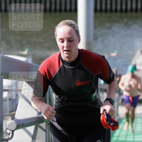 10.08.2025 - GEWOBA Citytriathlon Bremen H.Heesch http://msf.ph/oto/8552053 10.08.2025 10:27:13 Schwimmen 69, 93, 201, 465, 484 meine-sportfotos.de