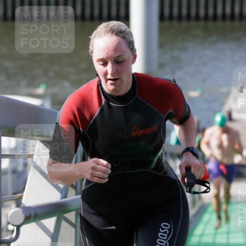 10.08.2025 - GEWOBA Citytriathlon Bremen H.Heesch http://msf.ph/oto/8552054 10.08.2025 10:27:13 Schwimmen 69, 93, 201, 465, 484 meine-sportfotos.de