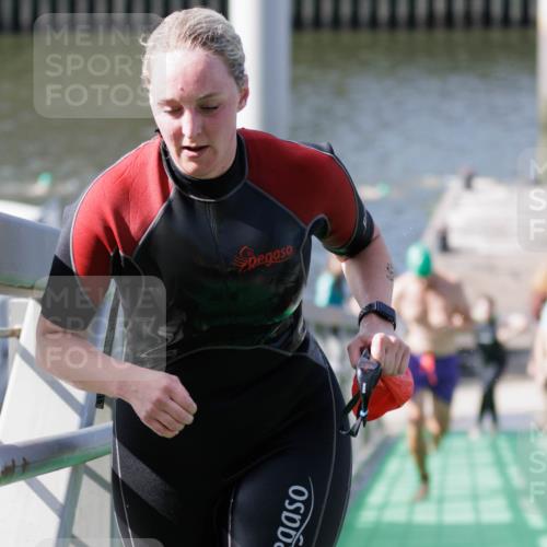 10.08.2025 - GEWOBA Citytriathlon Bremen H.Heesch http://msf.ph/oto/8552057 10.08.2025 10:27:13 Schwimmen 69, 93, 201, 465, 484 meine-sportfotos.de