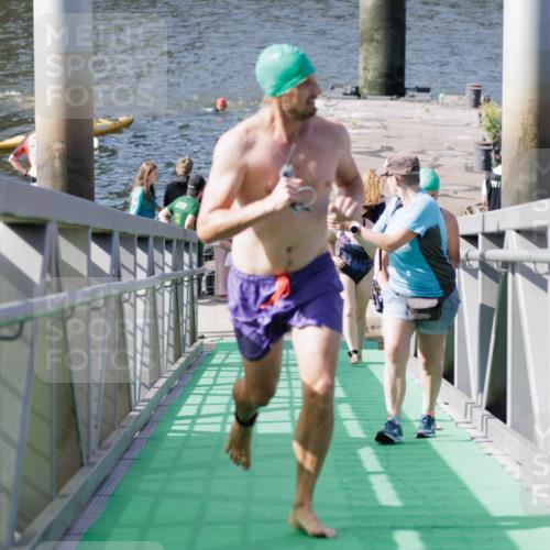 10.08.2025 - GEWOBA Citytriathlon Bremen H.Heesch http://msf.ph/oto/8552062 10.08.2025 10:27:16 Schwimmen 61, 69, 93, 201, 247, 484 meine-sportfotos.de