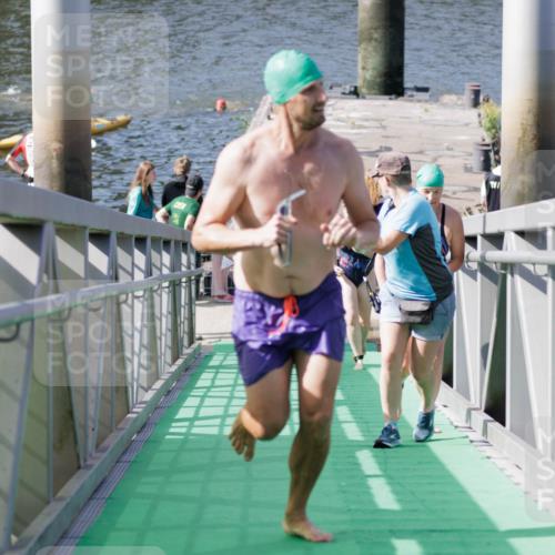 10.08.2025 - GEWOBA Citytriathlon Bremen H.Heesch http://msf.ph/oto/8552063 10.08.2025 10:27:16 Schwimmen 61, 69, 93, 201, 247, 484 meine-sportfotos.de