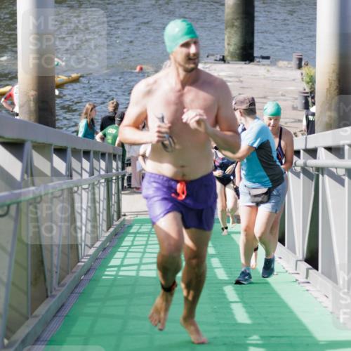 10.08.2025 - GEWOBA Citytriathlon Bremen H.Heesch http://msf.ph/oto/8552067 10.08.2025 10:27:16 Schwimmen 61, 69, 93, 201, 247, 484 meine-sportfotos.de