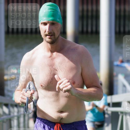 10.08.2025 - GEWOBA Citytriathlon Bremen H.Heesch http://msf.ph/oto/8552076 10.08.2025 10:27:18 Schwimmen 61, 93, 201, 247, 484 meine-sportfotos.de