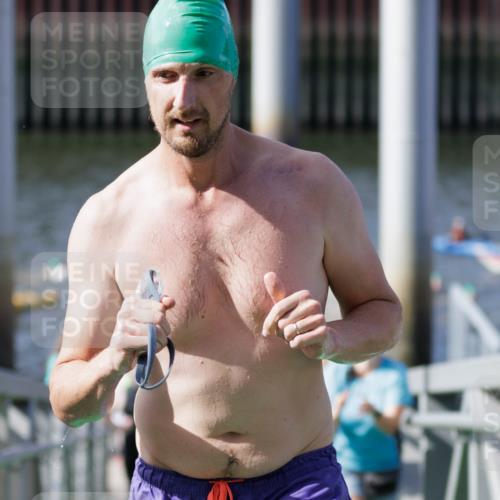 10.08.2025 - GEWOBA Citytriathlon Bremen H.Heesch http://msf.ph/oto/8552079 10.08.2025 10:27:18 Schwimmen 61, 93, 201, 247, 484 meine-sportfotos.de