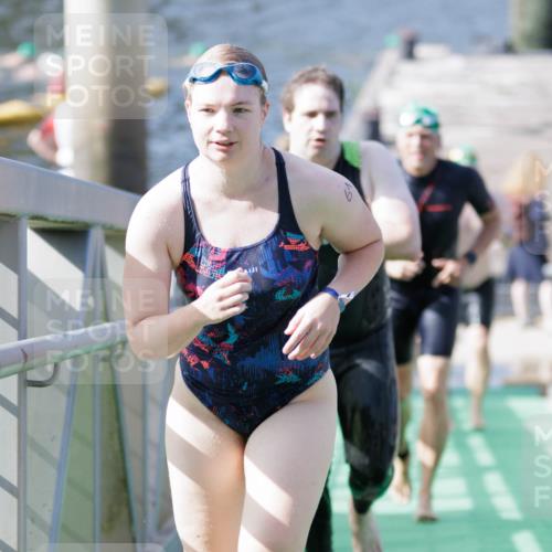 10.08.2025 - GEWOBA Citytriathlon Bremen H.Heesch http://msf.ph/oto/8552086 10.08.2025 10:27:22 Schwimmen 51, 59, 61, 93, 185, 247 meine-sportfotos.de