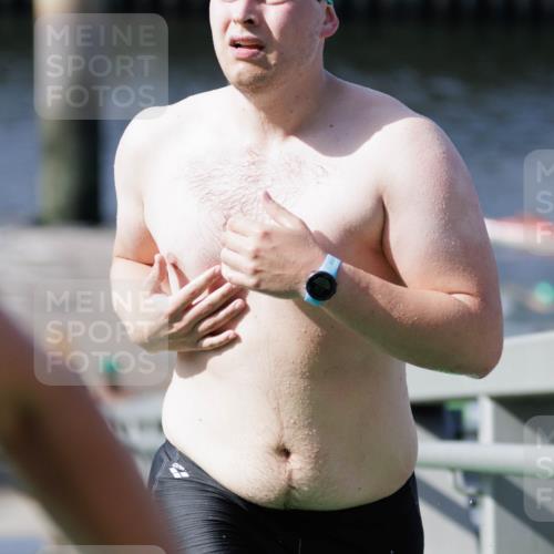 10.08.2025 - GEWOBA Citytriathlon Bremen H.Heesch http://msf.ph/oto/8552130 10.08.2025 10:27:28 Schwimmen 31, 51, 59, 61, 135, 185, 247 meine-sportfotos.de