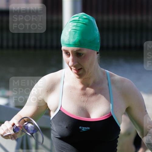 10.08.2025 - GEWOBA Citytriathlon Bremen H.Heesch http://msf.ph/oto/8552144 10.08.2025 10:27:30 Schwimmen 31, 51, 59, 61, 135, 185 meine-sportfotos.de
