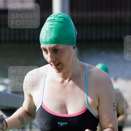 10.08.2025 - GEWOBA Citytriathlon Bremen H.Heesch http://msf.ph/oto/8552147 10.08.2025 10:27:30 Schwimmen 31, 51, 59, 61, 135, 185 meine-sportfotos.de