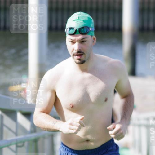 10.08.2025 - GEWOBA Citytriathlon Bremen H.Heesch http://msf.ph/oto/8552156 10.08.2025 10:27:31 Schwimmen 31, 51, 59, 135, 185, 209 meine-sportfotos.de
