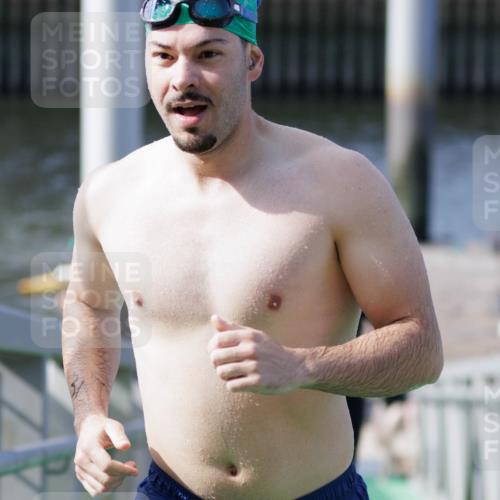 10.08.2025 - GEWOBA Citytriathlon Bremen H.Heesch http://msf.ph/oto/8552165 10.08.2025 10:27:32 Schwimmen 23, 31, 51, 59, 135, 185, 209 meine-sportfotos.de