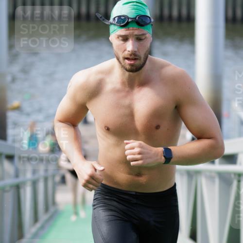 10.08.2025 - GEWOBA Citytriathlon Bremen H.Heesch http://msf.ph/oto/8552190 10.08.2025 10:27:35 Schwimmen 23, 31, 51, 59, 135, 209 meine-sportfotos.de
