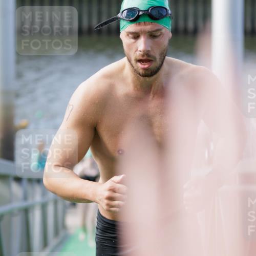 10.08.2025 - GEWOBA Citytriathlon Bremen H.Heesch http://msf.ph/oto/8552195 10.08.2025 10:27:36 Schwimmen 23, 31, 59, 135, 209 meine-sportfotos.de