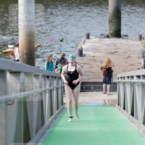 10.08.2025 - GEWOBA Citytriathlon Bremen H.Heesch http://msf.ph/oto/8552197 10.08.2025 10:27:37 Schwimmen 23, 31, 59, 135, 209 meine-sportfotos.de