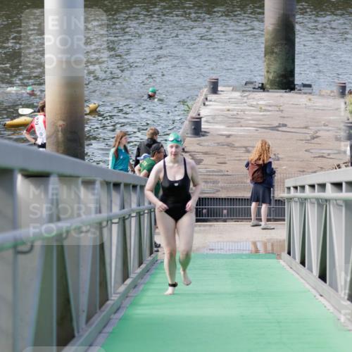 10.08.2025 - GEWOBA Citytriathlon Bremen H.Heesch http://msf.ph/oto/8552200 10.08.2025 10:27:37 Schwimmen 23, 31, 59, 135, 209 meine-sportfotos.de