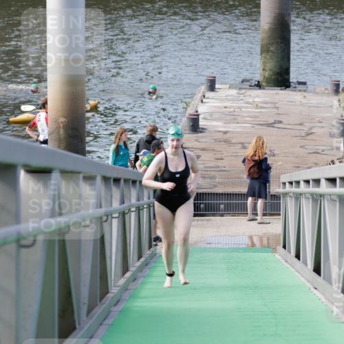 10.08.2025 - GEWOBA Citytriathlon Bremen H.Heesch http://msf.ph/oto/8552202 10.08.2025 10:27:38 Schwimmen 23, 31, 135, 209 meine-sportfotos.de