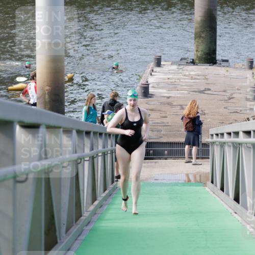 10.08.2025 - GEWOBA Citytriathlon Bremen H.Heesch http://msf.ph/oto/8552204 10.08.2025 10:27:38 Schwimmen 23, 31, 135, 209 meine-sportfotos.de
