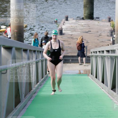 10.08.2025 - GEWOBA Citytriathlon Bremen H.Heesch http://msf.ph/oto/8552207 10.08.2025 10:27:39 Schwimmen 23, 135, 209 meine-sportfotos.de