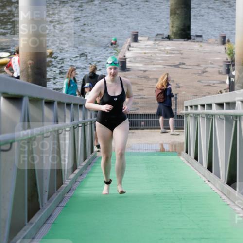 10.08.2025 - GEWOBA Citytriathlon Bremen H.Heesch http://msf.ph/oto/8552209 10.08.2025 10:27:39 Schwimmen 23, 135, 209 meine-sportfotos.de