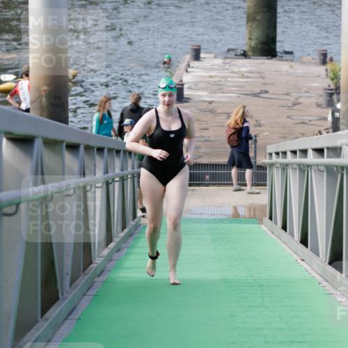 10.08.2025 - GEWOBA Citytriathlon Bremen H.Heesch http://msf.ph/oto/8552212 10.08.2025 10:27:39 Schwimmen 23, 135, 209 meine-sportfotos.de