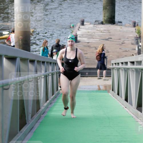 10.08.2025 - GEWOBA Citytriathlon Bremen H.Heesch http://msf.ph/oto/8552215 10.08.2025 10:27:39 Schwimmen 23, 135, 209 meine-sportfotos.de