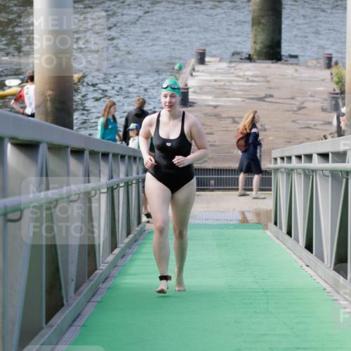 10.08.2025 - GEWOBA Citytriathlon Bremen H.Heesch http://msf.ph/oto/8552218 10.08.2025 10:27:39 Schwimmen 23, 135, 209 meine-sportfotos.de