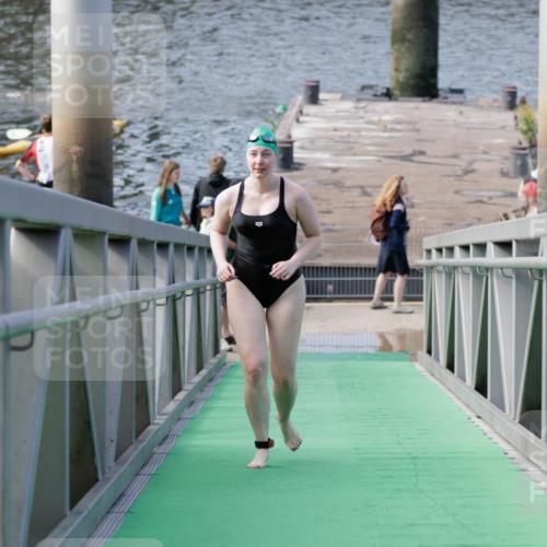 10.08.2025 - GEWOBA Citytriathlon Bremen H.Heesch http://msf.ph/oto/8552220 10.08.2025 10:27:40 Schwimmen 23, 135, 209 meine-sportfotos.de