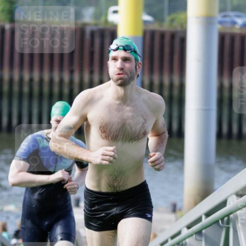 10.08.2025 - GEWOBA Citytriathlon Bremen H.Heesch http://msf.ph/oto/8552224 10.08.2025 10:27:49 Schwimmen 19, 95, 121, 415 meine-sportfotos.de