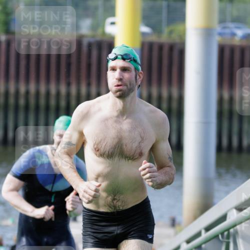 10.08.2025 - GEWOBA Citytriathlon Bremen H.Heesch http://msf.ph/oto/8552226 10.08.2025 10:27:49 Schwimmen 19, 95, 121, 415 meine-sportfotos.de