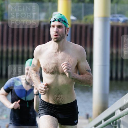 10.08.2025 - GEWOBA Citytriathlon Bremen H.Heesch http://msf.ph/oto/8552228 10.08.2025 10:27:49 Schwimmen 19, 95, 121, 415 meine-sportfotos.de