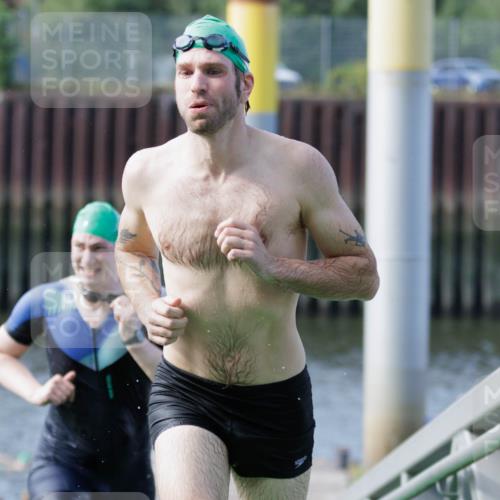 10.08.2025 - GEWOBA Citytriathlon Bremen H.Heesch http://msf.ph/oto/8552231 10.08.2025 10:27:49 Schwimmen 19, 95, 121, 415 meine-sportfotos.de