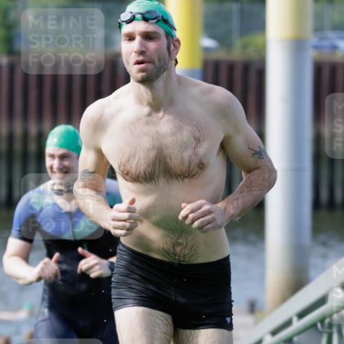 10.08.2025 - GEWOBA Citytriathlon Bremen H.Heesch http://msf.ph/oto/8552233 10.08.2025 10:27:49 Schwimmen 19, 95, 121, 415 meine-sportfotos.de