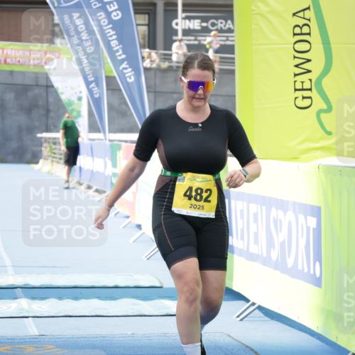 10.08.2025 - GEWOBA Citytriathlon Bremen H.Heesch http://msf.ph/oto/8552235 10.08.2025 11:52:18 Ziel 482 meine-sportfotos.de