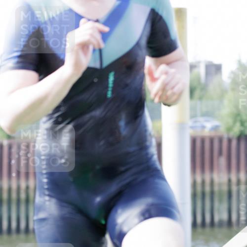 10.08.2025 - GEWOBA Citytriathlon Bremen H.Heesch http://msf.ph/oto/8552240 10.08.2025 10:27:51 Schwimmen 19, 95, 121, 415 meine-sportfotos.de