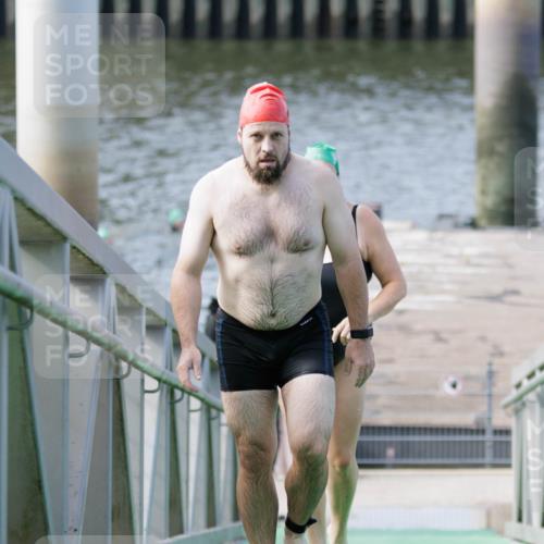 10.08.2025 - GEWOBA Citytriathlon Bremen H.Heesch http://msf.ph/oto/8552242 10.08.2025 10:27:54 Schwimmen 19, 95, 121, 415 meine-sportfotos.de