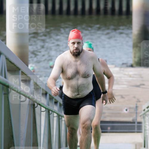 10.08.2025 - GEWOBA Citytriathlon Bremen H.Heesch http://msf.ph/oto/8552247 10.08.2025 10:27:54 Schwimmen 19, 95, 121, 415 meine-sportfotos.de