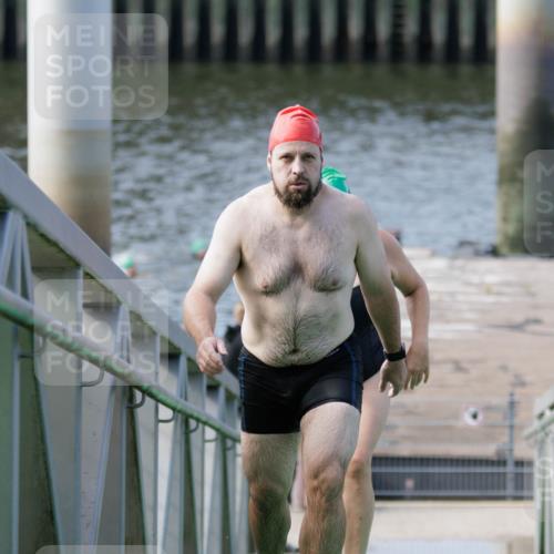 10.08.2025 - GEWOBA Citytriathlon Bremen H.Heesch http://msf.ph/oto/8552249 10.08.2025 10:27:54 Schwimmen 19, 95, 121, 415 meine-sportfotos.de