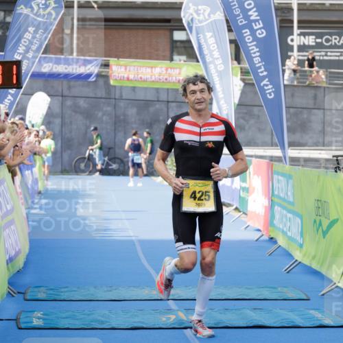 10.08.2025 - GEWOBA Citytriathlon Bremen H.Heesch http://msf.ph/oto/8552250 10.08.2025 11:15:43 Ziel 425 meine-sportfotos.de