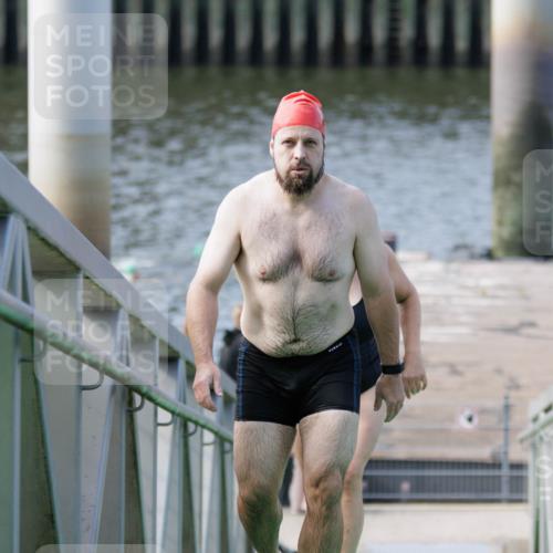 10.08.2025 - GEWOBA Citytriathlon Bremen H.Heesch http://msf.ph/oto/8552251 10.08.2025 10:27:54 Schwimmen 19, 95, 121, 415 meine-sportfotos.de