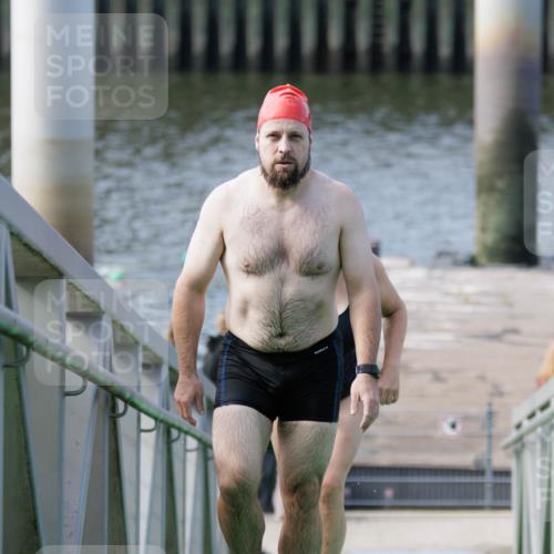 10.08.2025 - GEWOBA Citytriathlon Bremen H.Heesch http://msf.ph/oto/8552253 10.08.2025 10:27:54 Schwimmen 19, 95, 121, 415 meine-sportfotos.de