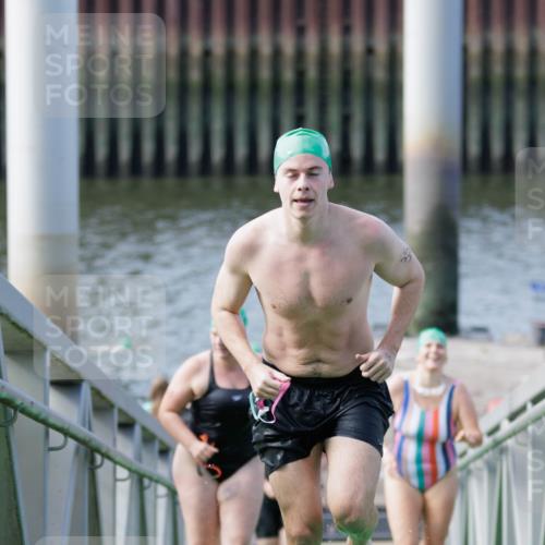 10.08.2025 - GEWOBA Citytriathlon Bremen H.Heesch http://msf.ph/oto/8552255 10.08.2025 10:28:04 Schwimmen 35, 47, 165, 211, 221 meine-sportfotos.de